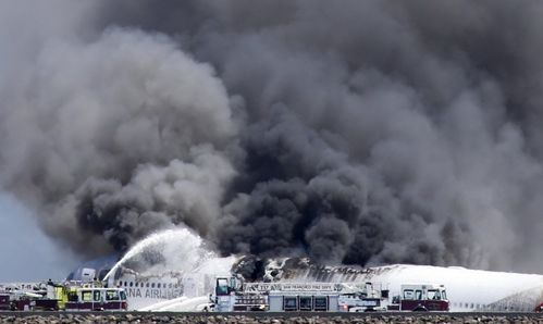 韩国客机遭遇意外，疑似撞上违规混凝土设施导致爆炸